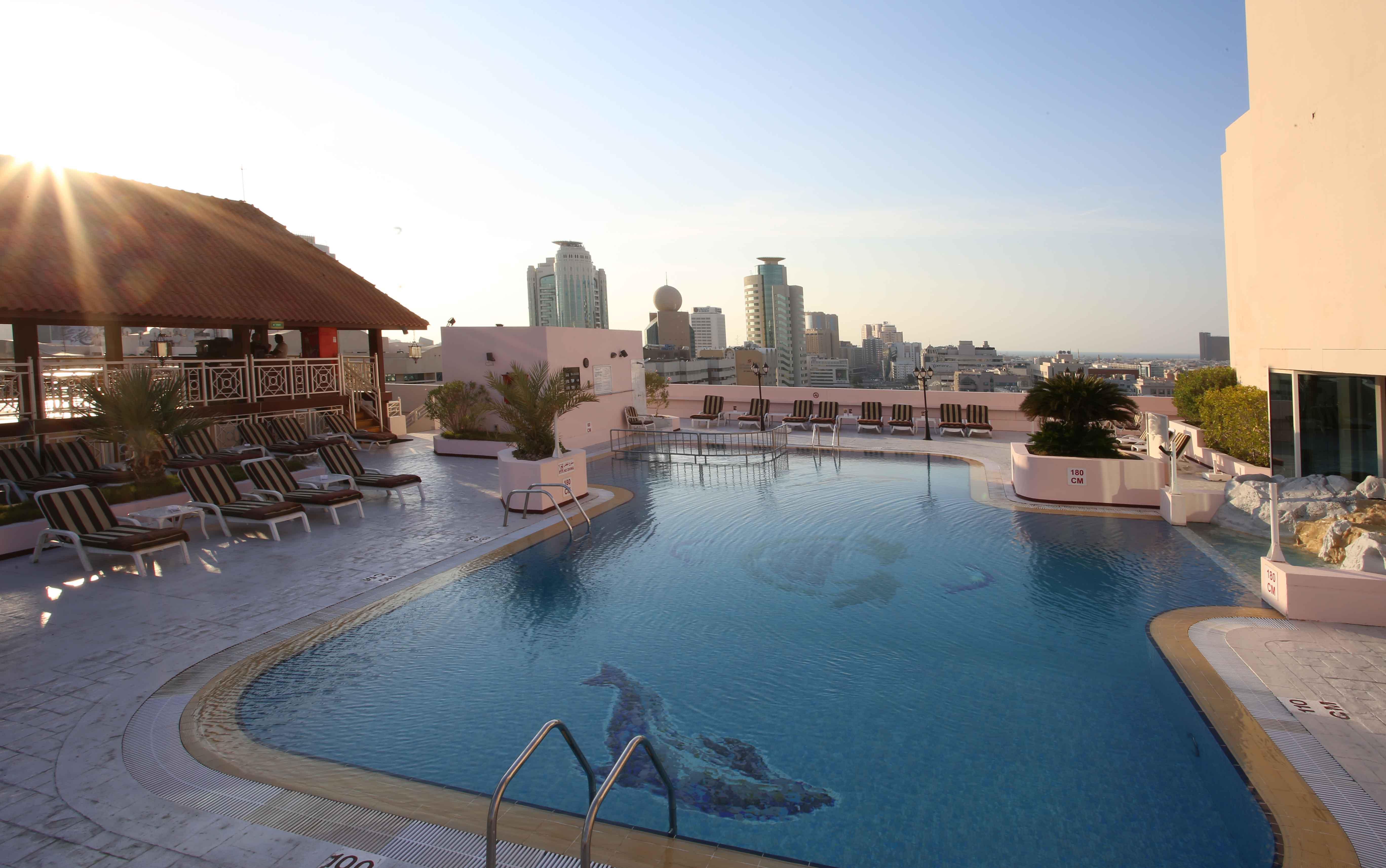 Knight Castle Hotel Dubai Dış mekan fotoğraf Rooftop pool at the Sheraton Riyadh