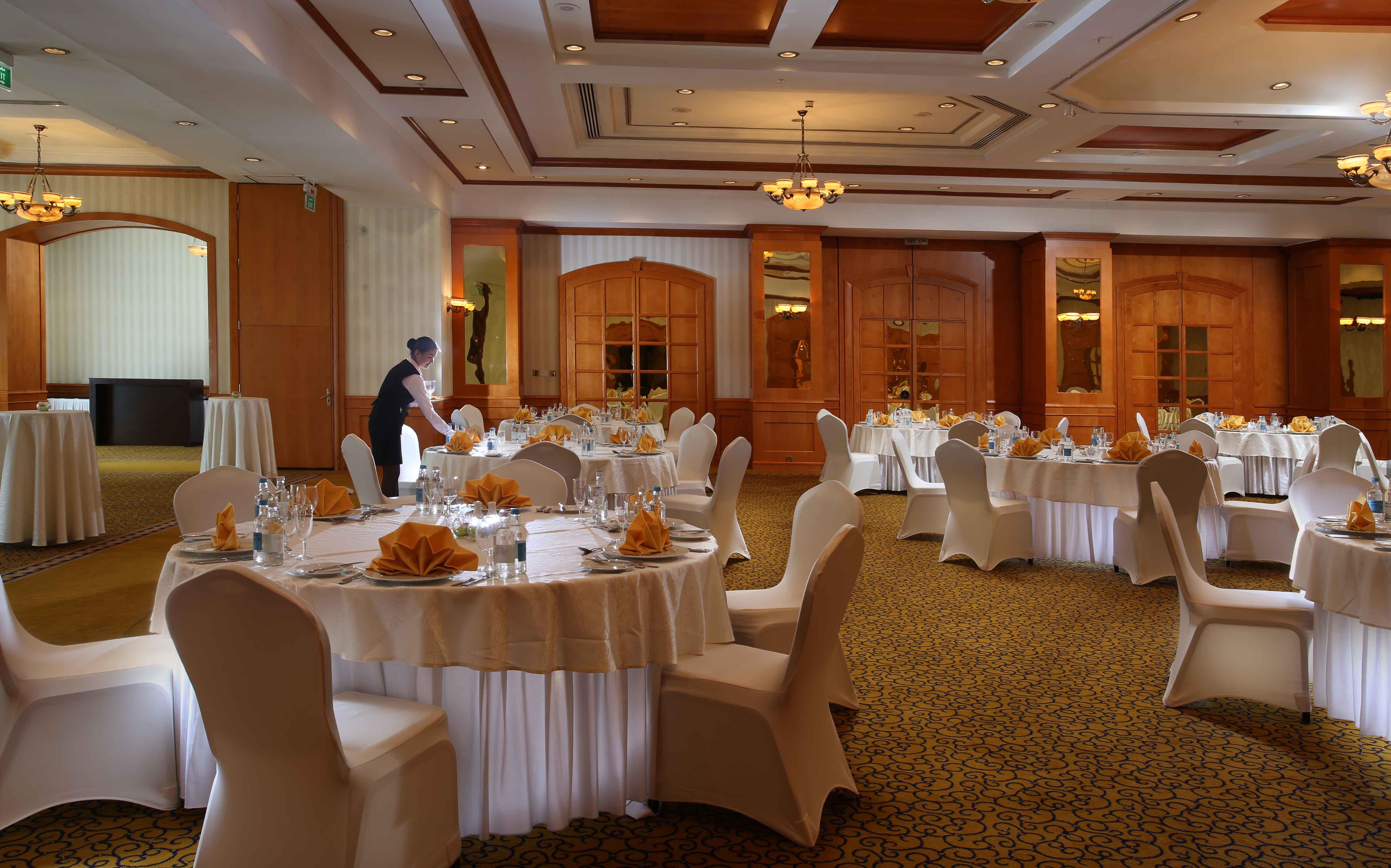 Knight Castle Hotel Dubai Dış mekan fotoğraf The ballroom at the Royal Thai Hotel