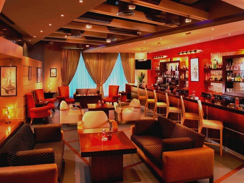 Knight Castle Hotel Dubai Dış mekan fotoğraf The bar at the hotel